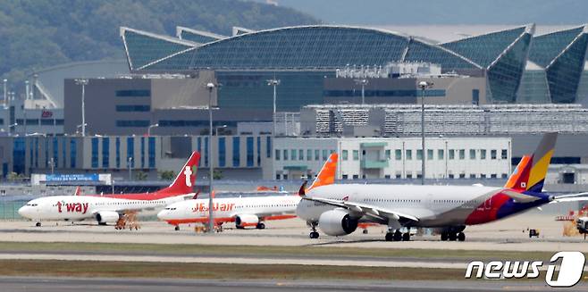 인천국제공항 제2여객터미널 계류장에 아시아나항공과 저비용항공사 여객기가 이륙을 준비하고 있다. 2022.5.16/뉴스1 ⓒ News1 민경석 기자