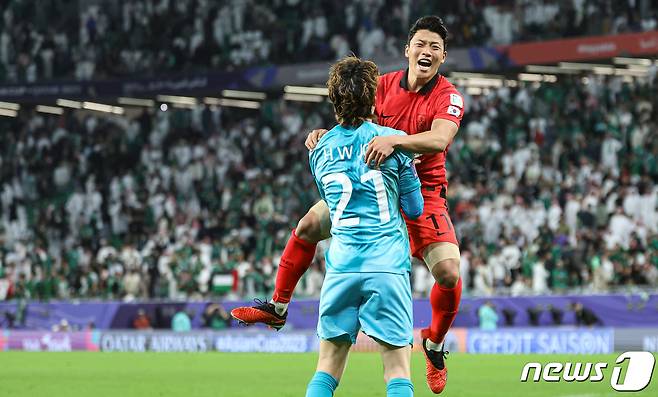 대한민국 황희찬과 조현우가 30일(현지시간) 카타르 알라이얀 에듀케이션 시티 스타디움에서 열린 2023 아시아축구연맹(AFC) 카타르 아시안컵 16강전 대한민국과 사우디아라비아의 경기에서 승부차기 끝에 승리한 뒤 환호하고 있다. 2024.1.31/뉴스1 ⓒ News1 김성진 기자