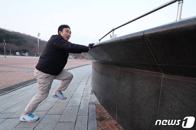 최재빈 러닝 코치가 3일 서울 마포구 서울월드컵경기장에서 뉴스1과 인터뷰를 하며 올바른 러닝 자세에 대해 설명하고 있다. 2024.1.4/뉴스1 ⓒ News1 신웅수 기자