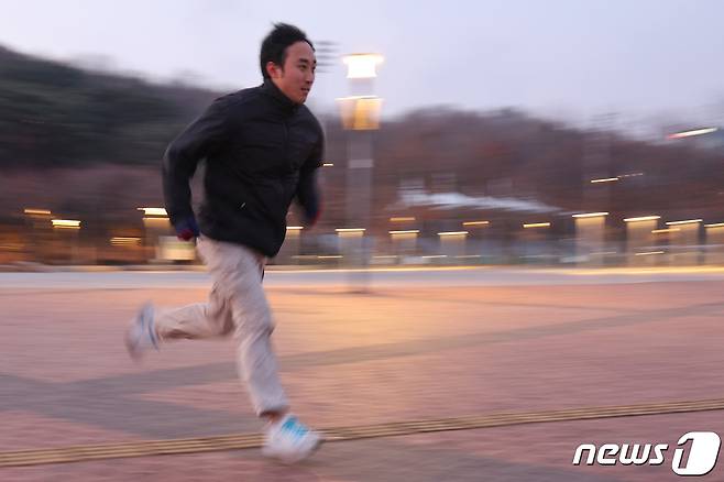 최재빈 러닝 코치가 3일 서울 마포구 서울월드컵경기장에서 뉴스1과 인터뷰를 하며 올바른 러닝 자세에 대해 설명하고 있다. 2024.1.4/뉴스1 ⓒ News1 신웅수 기자