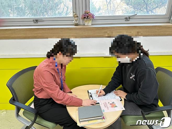 경기도가 정신질환 조기발견과 치료비 부담 경감을 위한 ‘마음건강케어’를 올해도 추진한다고 31일 밝혔다.(경기도 제공)