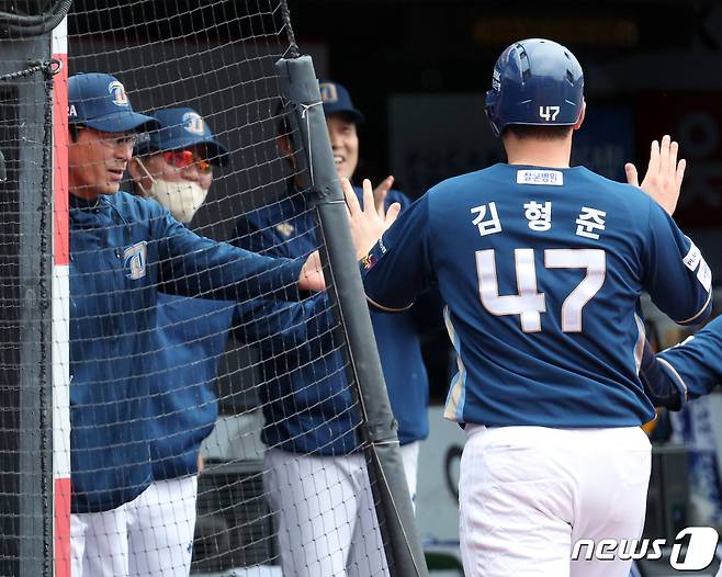 5일 오후 경기도 수원시 장안구 조원동 수원KT위즈파크에서 열린 프로야구 '2023 신한은행 SOL KBO 포스트시즌' 플레이오프 5차전 kt 위즈와 NC 다이노스의 경기 3회초 1사 주자 만루 상황 NC 서호철 희생플라이에 홈을 밟은 3루 주자 김형준이 더그아웃으로 들어가며 강인권 감독의 환영을 받고 있다. 2023.11.5/뉴스1 ⓒ News1 박정호 기자