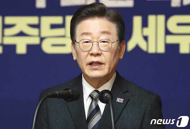 이재명 더불어민주당 대표가 31일 오전 서울 여의도 국회 사랑재에서 열린 2024 신년 기자회견에서 발언을 하고 있다. 2024.1.31/뉴스1 ⓒ News1 임세영 기자