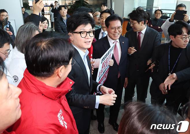 한동훈 국민의힘 비상대책위원장이 31일 경기 수원 영통구 한국나노기술원에서 열린 반도체 산업 현장 간담회에 앞서 참석자들과 인사를 나누고 있다. 2024.1.31/뉴스1 ⓒ News1 송원영 기자