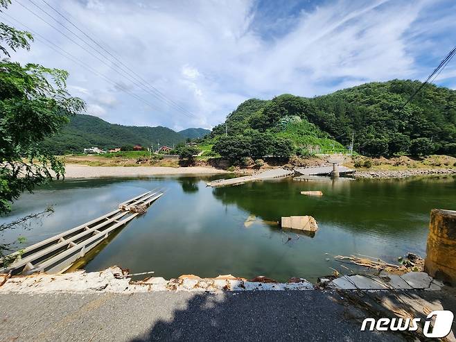 지난해 집중호우 피해가 발생한 충북 괴산군 청천면 운교다리.(괴산군 제공)/뉴스1