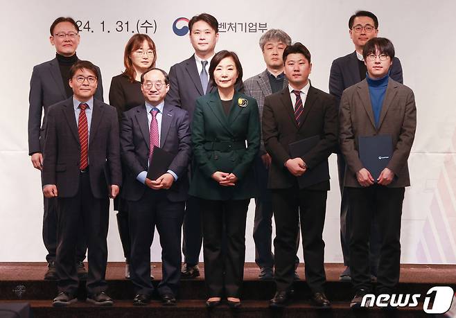 오영주 중소벤처기업부 장관(아랫줄 가운데)이 31일 서울 영등포구 켄싱턴호텔에서 열린 '중소벤처 R&D 미래전략 라운드테이블'에서 자문위원 위촉장 수여 후 기념 촬영을 하고 있다.(중소벤처기업부 제공)