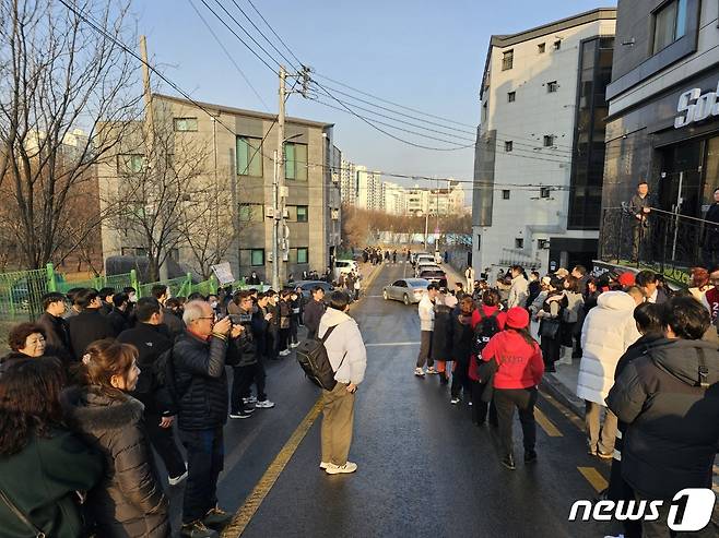 한동훈 비상대책위원장이 '철도 지하화' 공약 발표 장소로 도착한 카페 중심으로 지지자(왼쪽)들과 반대세력이 고성전을 벌이고 있다.