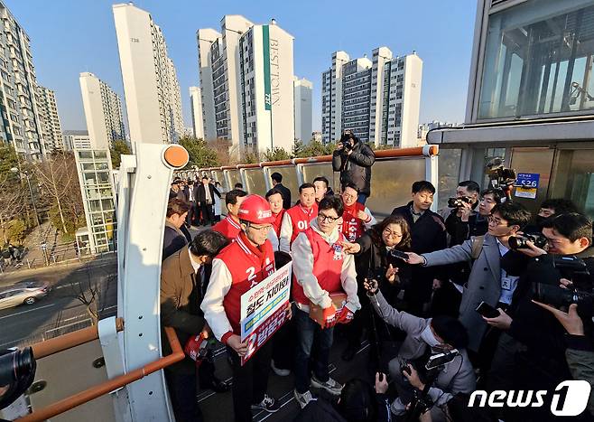 철도 지하화 공약을 발표한 한동훈 국민의힘 비상대책위원장이 31일 오후 경기도 수원 장안구에 위치한 경부선이 관통하는 천천동 보도 육교위에서 지역주민과 현장을 둘러보고 있다. (공동취재) 2024.1.31/뉴스1 ⓒ News1 송원영 기자