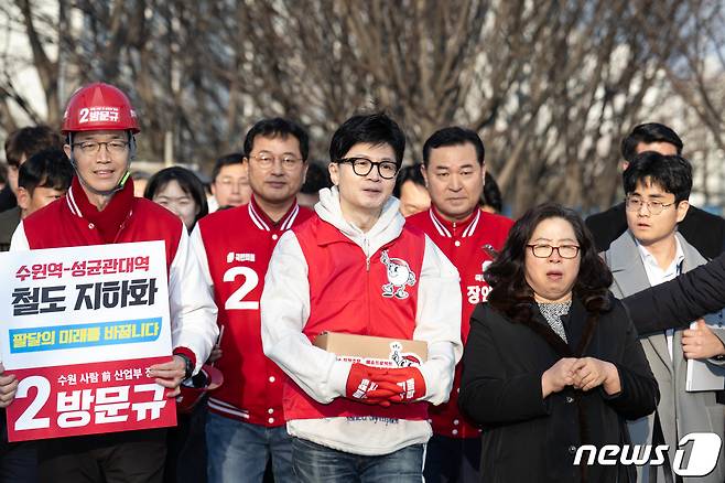 철도 지하화 공약을 발표한 한동훈 국민의힘 비상대책위원장이 31일 경기 수원시 천천동보도육교에서 지역 주민과 동행하며 애로 사항을 청취하고 있다. (공동취재) 2024.1.31/뉴스1 ⓒ News1 송원영 기자