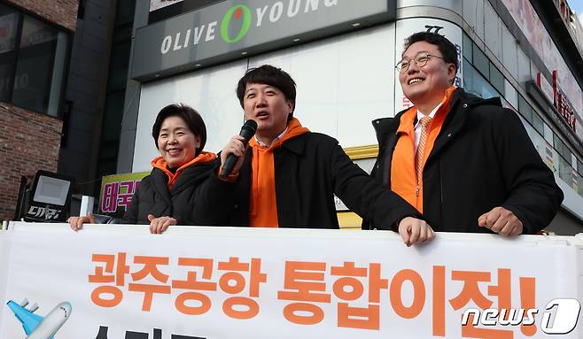 이준석 개혁신당 대표와 양향자 원내대표가 31일 오후 광주광역시 광산구 송정역 앞에서 시민들에게 길거리 정책홍보를 하고 있다. 2024.01.31/뉴스1 ⓒ News1 김태성 기자