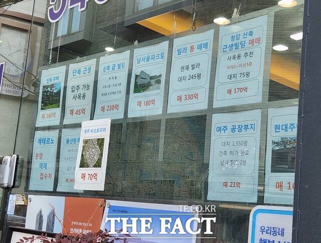 에테르노 청담은 실거주 의무 2년을 적용받아 현재는 매매와 임대가 불가능한 상태다. 서울 강남구 청담동의 한 공인중개사무소에 매물 정보가 부착돼 있다. /최지혜 기자