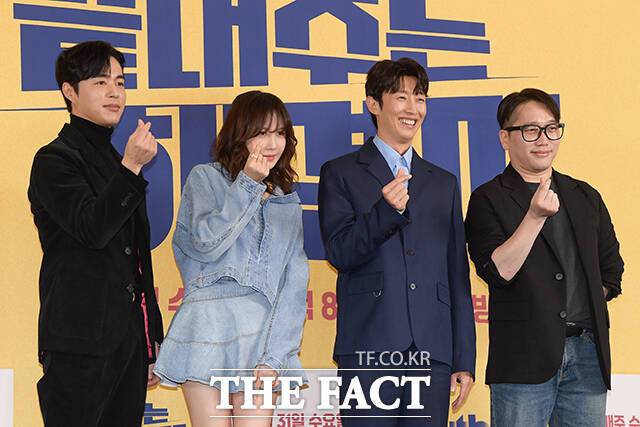 배우 오민석과 이지아, 강기영, 박진석 감독(왼쪽부터)이 31일 오후 서울 마포구 스탠포드호텔 서울에서 열린 JTBC 새 수목드라마 '끝내주는 해결사' 제작발표회에 참석해 포즈를 취하고 있다. /서예원 기자