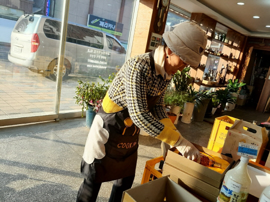 지난해 대강양조장에서 근무하는 충북형 도시근로자. 사진=단양군 제공.