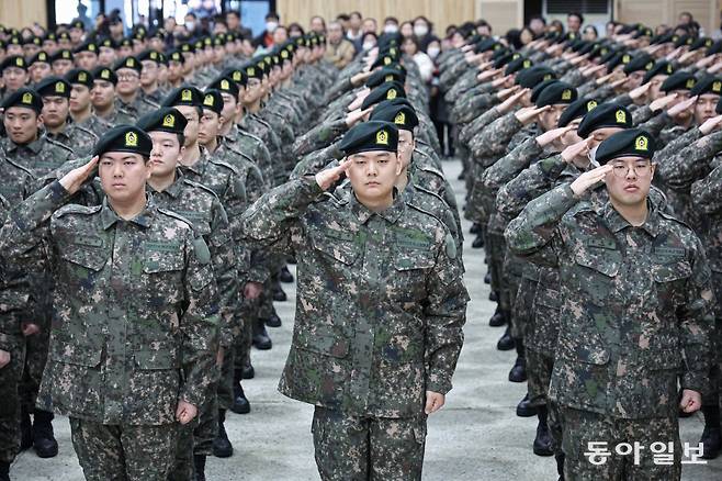 육군 제1보병사단 신병교육대대의 마지막 수료식이 열린 31일 오전 경기도 파주시 문산읍 1사단 신병교육대대에서 훈련병들이 1사단장에게 경례하고 있다. 군 당국은 지난해 12월 입영 자원 감소로 인한 군 구조 개혁의 일환으로 서부전선을 지키는 1군단 예하 사단 신교대를 전부 해체하기로 했다. 이에 따라 올해 1월부터 1·9·25사단 신교대의 임무가 해제된다. 박형기 기자 oneshot@donga.com