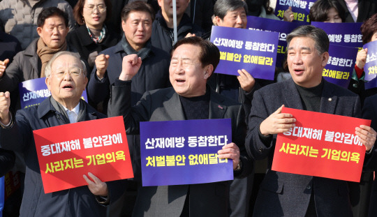 손경식(앞줄 왼쪽 첫번째) 한국경영자총협회 회장과 김기문(앞줄 가운데) 중소기업중앙회장, 중소기업대표들이 31일 국회 앞에서 50인 미만 사업장 중대재해처벌법 유예 불발 규탄 대회를 하고 있다. 연합뉴스