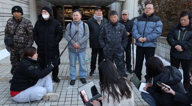 박종호(왼쪽), 이채식씨 등 형제복지원 사건 피해자들이 지난해 12월21일 오후 서울 서초동 서울중앙지법에서 국가를 상대로 제기한 손해배상 청구소송에서 승소한 뒤 소감을 이야기하고 있다. 김정효 기자 hyopd@hani.co.kr