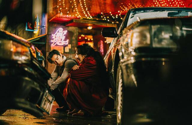 왕자웨이가 연출한, 1990년대 상하이를 배경으로 한 드라마 <번화>는 ‘역대급’ 흥행과 화제를 일으켰다. 드라마 <번화>의 한 장면. 제트톤필름 제공