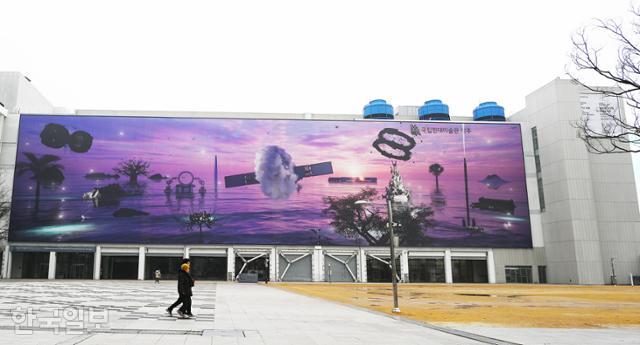 '아침에는 운명 같은 건 없다'는 제목의 텐트천 프린트 작품이 국립현대미술관 청주 외벽을 장식하고 있다. 가로 91m, 세로 23m의 대형 작품이다.