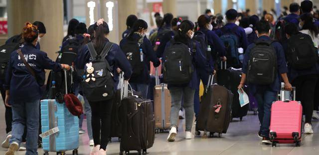 지난해 7월 인천국제공항 제1여객터미널을 통해 입국하는 외국인 근로자들. 뉴스1