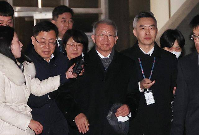 양승태(가운데) 전 대법원장이 26일 서울 서초구 서울중앙지법에서 열린 사법행정권 남용 혐의 1심에서 무죄를 선고받은 뒤 법원을 나서고 있다. 뉴스1