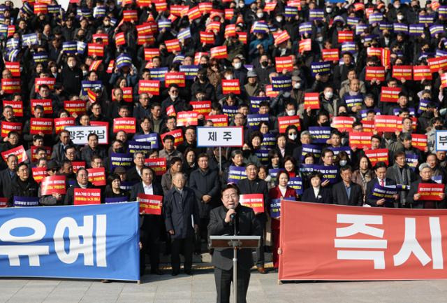 김기문 중소기업중앙회 회장이 31일 오후 서울 여의도 국회 본청 앞 계단에서 열린 중대재해처벌법 유예 촉구 전국 중소기업인 결의대회에서 발언하고 있다. 뉴시스