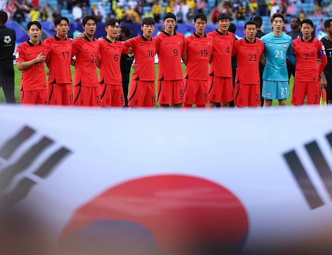 25일(현지시간) 카타르 알와크라 알자누브 스타디움 열린 2023 아시아축구연맹(AFC) 아시안컵 조별리그 E조 최종전 한국과 말레이시아의 경기 시작에 앞서 대표팀 선수들이 애국가를 부르고 있다. 연합뉴스