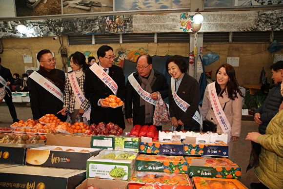 최종오 익산시의회 의장을 비롯한 의원들이 전통시장에서 설 장보기 행사를 진행했다. [사진=익산시의회 ]