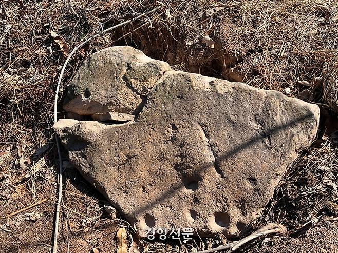 바위구멍(성혈)이 새겨진 너럭바위 일부분이 깨져 있다. 문화재 전문가와 환경단체는 공사 초기 벌목 과정에서 굴착기에 의해 훼손된 것으로 추정한다. 백경열 기자