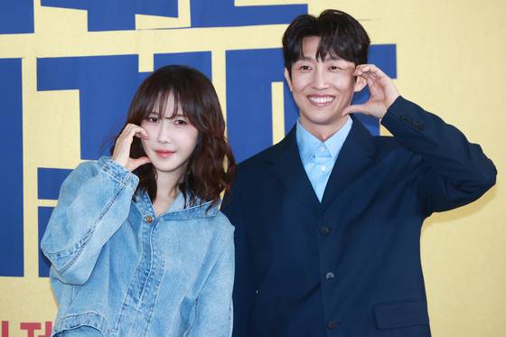 Actors E Ji-ah, left, and Kang Ki-young pose for photos during a press conference for the new JTBC drama ″Queen of Divorce″ held at Stanford Hotel Seoul in Mapo District, western Seoul, on Wednesday. [YONHAP]