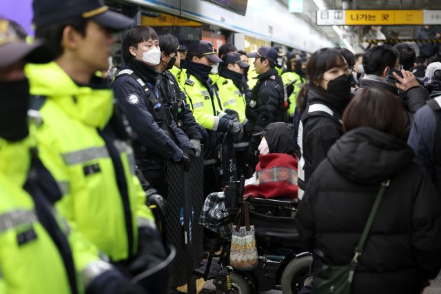 전국장애인차별철폐연대 회원들이 지난 22일 서울 지하철 4호선 혜화역에서 장애인 이동권 보장을 촉구하고 있다. 뉴시스