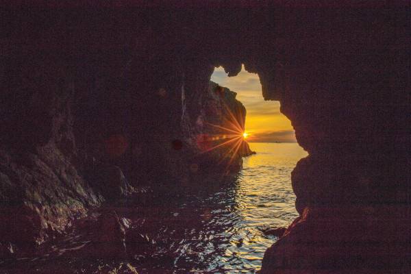 용의 전설을 품은 전촌항 용굴.