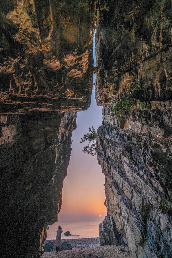 경북 경주시 양남면 지경마을 해식동굴 앞 바다 위로 아침 해가 떠오르고 있다. 동굴 실루엣 인증샷 명소다.