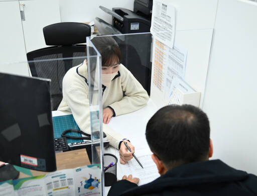 지난해 경기도서민금융복지지원센터에서 개인 채무 관련 상담이 진행되고 있는 현장 모습. 경기도서민금융복지지원센터 모습