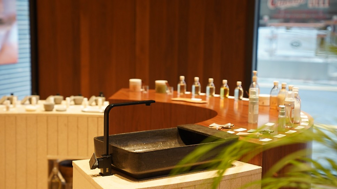 아로마 제품으로 손을 씻을 수 있는 수조 / 사진=유준 여행+ 기자