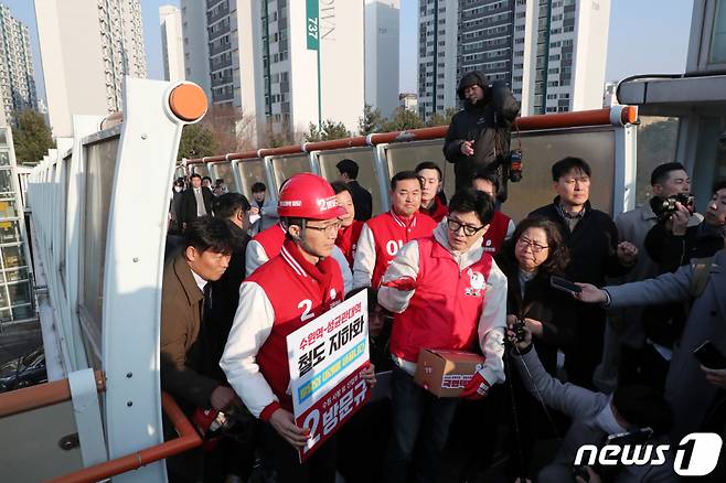 (수원=뉴스1) 송원영 기자 = 철도 지하화 공약을 발표한 한동훈 국민의힘 비상대책위원장이 31일 오후 경기도 수원 장안구에 위치한 경부선이 관통하는 천천동 보도 육교위에서 지역주민과 현장을 둘러보고 있다. (공동취재) 2024.1.31/뉴스1  Copyright (C) 뉴스1. All rights reserved. 무단 전재 및 재배포,  AI학습 이용 금지.