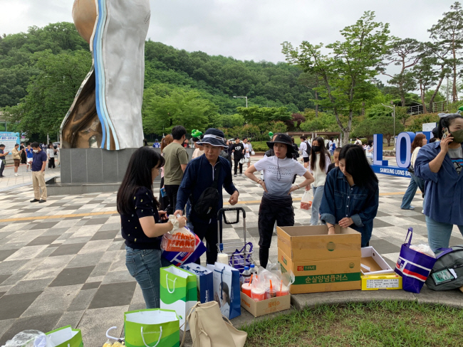 천 씨가 활동 중인 약사 봉사동아리에서 취약계층 청소년들과 야구장에 간 모습.  초록우산 제공
