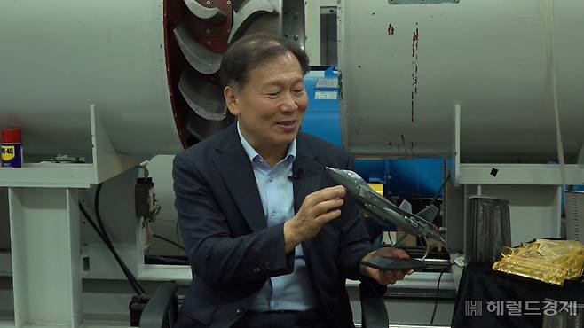 조형희 교수는 KF-21 전투기 모형을 들어보이며 지금이 바로 항공기 엔진 국산화를 위해 노력을 기울여야 할 때라고 강조했다. [헤럴드DB]