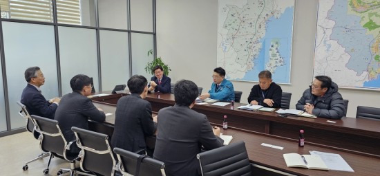 조성돈 한국원자력환경공단 이사장이 기장군의회에서 고준위특별법 등을 설명하고 있다.[한국원자력환경공단 제공]