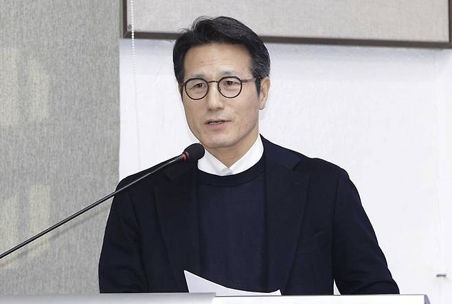 정병국 한국문화예술위원회 위원장이 31일 서울 종로구 예술가의집에서 열린 ‘2024 베니스비엔날레 제60회 미술전 연계 한국미술 공동기자간담회’에서 인사말을 하는 모습. [연합]