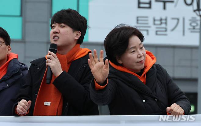 [세종=뉴시스] 강종민 기자 = 이준석 개혁신당 대표와 양향자 원내대표 등 당 지도부가 31일 오전 세종시 대평동에서 출근하는 시민들을 상대로 길거리 정책홍보를 하고 있다. 2024.01.31. ppkjm@newsis.com