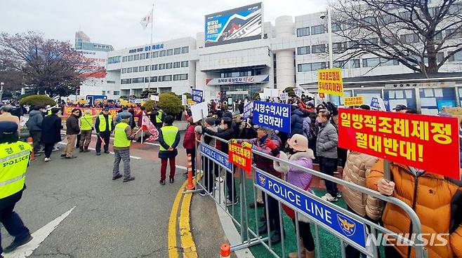 [창원=뉴시스] 강경국 기자 = 경남창원시파크골프협회 회원들이 31일 창원시청에서 대산파크골프장 관리와 운영권 이양 추진에 항의하며 대규모 집회 및 기자회견을 진행하고 있다. 2024.01.31. kgkang@newsis.com