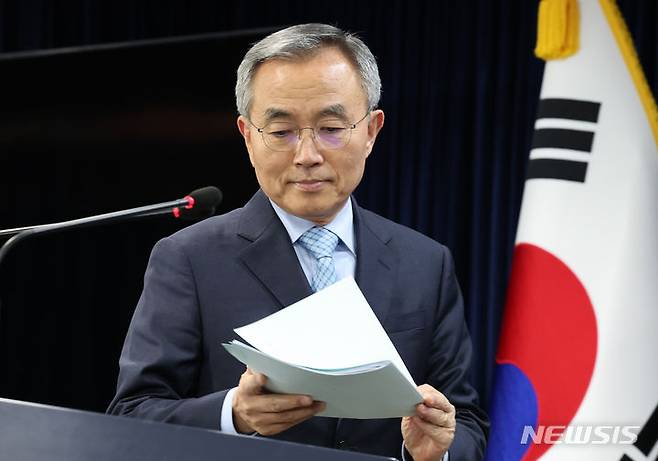 [서울=뉴시스] 김우승 글로컬대학위원회 부위원장이 지난해 11월13일 서울 종로구 정부서울청사에서 글로컬대학 본지정 결과 브리핑을 위해 단상에 오르고 있다. 2023년 글로컬 본지정 대학은 강원대학교·강릉원주대, 경상국립대학교, 부산대학교·부산교육대학교, 순천대학교, 안동대학교·경북도립대학교, 울산대학교, 전북대학교, 충북대학교·한국교통대학교, 포항공과대학교, 한림대학교 등 총 10곳이다. (사진=뉴시스DB). 2024.01.31. photo@newsis.com