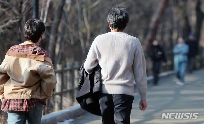 [서울=뉴시스] 여동준 기자 = 목요일인 오는 다음달 1일은 평년보다 포근한 날씨가 계속되는 가운데 강원, 경북 등 동부지방에는 많은 눈이 오는 곳이 있겠다. 2024.01.31. yeodj@newsis.com