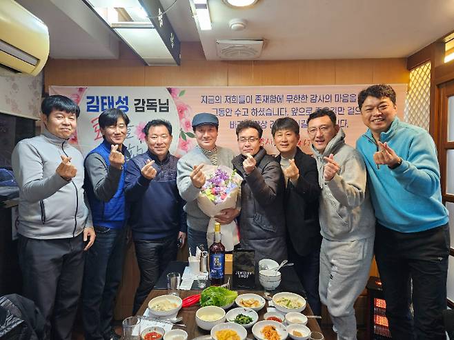 최근 김태성 전 순천시청 소프트테니스 총감독의 퇴임연에 조하윤(왼쪽부터), 박형순, 김백수 남자 대표팀 감독. 김태성 감독, 최순길, 이문재, 우형곤, 유영동 NH농협은행 감독 등이 함께 한 모습. NH농협은행