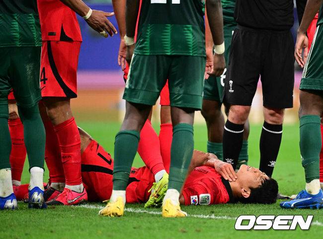 [OSEN=알라이얀(카타르), 지형준 기자] 30일(현지시간) 오후 카타르 알라이얀 에듀케이션 스타디움에서 2023 아시아축구연맹(AFC) 아시안컵 16강 대한민국과 사우디아라비아의 경기가 열렸다.대한민국 황희찬이 멱살을 잡혀 넘어진 후 고통을 호소하고 있다. 2024.01.31 / jpnews.osen.co.kr