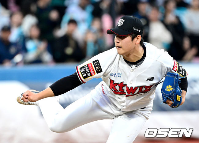 [OSEN=수원, 최규한 기자] 5일 오후 수원 KT위즈파크에서 ‘2023 신한은행 SOL KBO 포스트시즌 플레이오프’ 5차전 KT 위즈와 NC 다이노스의 경기가 열렸다.8회초 마운드에 오른 KT 박영현이 힘차게 공을 뿌리고 있다. 2023.11.05 / dreamer@osen.co.kr