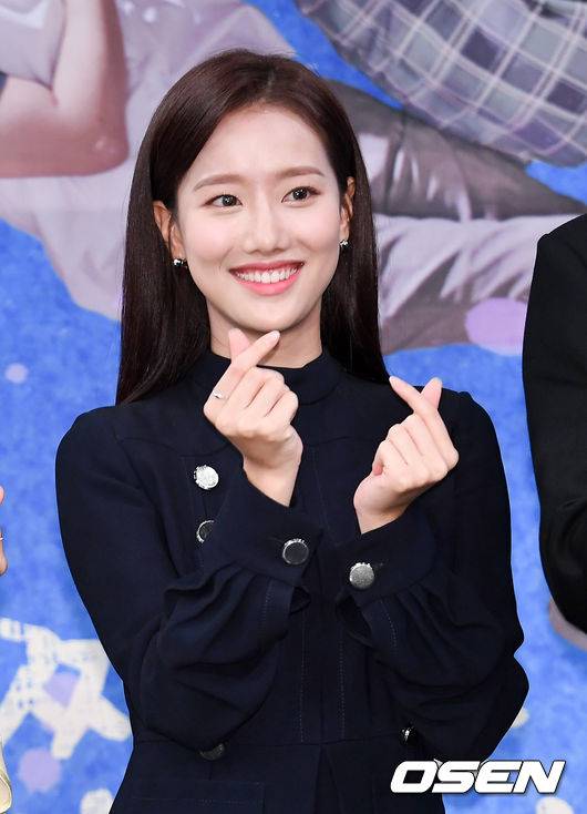 [OSEN=지형준 기자] MBC 새 수목미니시리즈 '어쩌다 발견한 하루' 제작발표회가 2일 오후 서울 상암 MBC 골든마우스홀에서 열렸다.배우 이나은이 포토타임을 하고 있다.&nbsp;/jpnews@osen.co.kr