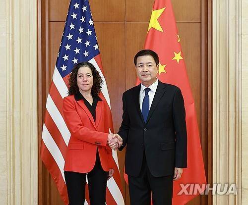 미중 마약대응 워킹그룹 회의서 악수하는 양국 수석대표 [베이징 신화=연합뉴스]