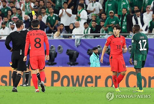 거친 수비 이강인 경고 (알라이얀=연합뉴스) 김도훈 기자 = 31일(한국시간) 카타르 알라이얀의 에듀케이션 시티 스타디움에서 열린 2023 아시아축구연맹(AFC) 아시안컵 16강전 한국과 사우디아라비아의 경기. 이강인이 경고를 받고 있다. 2024.1.31 superdoo82@yna.co.kr