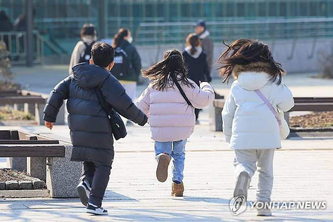 아동인구 10년새 200만명 감소 (서울=연합뉴스) 신현우 기자 = 31일 오후 서울 용산구 국립중앙박물관을 찾은 어린이들이 이동하고 있다.
    저출산 속도가 빨라지면서 최근 10년 사이 우리나라 18세 미만 아동 인구가 200만명 넘게 줄어들었다. 올해는 전체 아동 인구 700만명 선이 깨질 것으로 보인다. 이날 보건복지부와 통계청 등에 따르면 지난해 우리나라 0∼17세 아동 인구는 707만7천206명이다. 2014년 아동 인구(918만6천841명)와 비교하면 210만9천여명(23%) 줄었다. 2024.1.31 nowwego@yna.co.kr